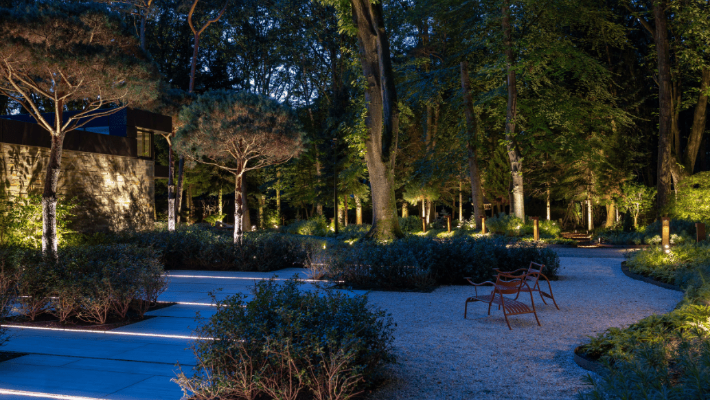 Ein großer Außenbereich wird mit in-lites Außenbeleuchtungs-System in ein stimmungsvolles Licht getaucht. Der leistungsstarke Signalverstärker gewährleistet als intelligentes Zubehör eine uneingeschränkte App-Verbindung.